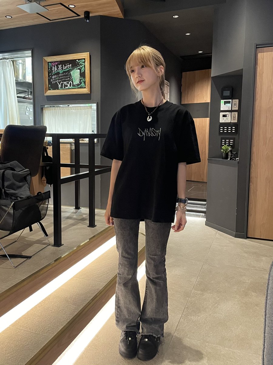 sayaka25smile's tweet photo. #DYNASTY 様<@DYNASTY_JAPAN >より
【GOLD CREST SERIES】の #新作Tシャツ をひと足お先に頂きました🤭

新作はロゴが手書きっぽいデザインで
ぷっくり、そしてキラキラしています🌟

私は黒×グレーラメのMサイズ着てます⭐️

今週末のJAPAN横浜 📍#パシフィコ横浜 
 #DYNASTYブース にて販売開始っ！！

 #PR