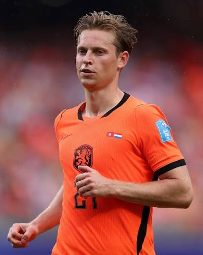 NicolasRay_'s tweet photo. Frenkie De Jong con casi 30 años no se le recuerda aún una gran actuación en un partido grande, ya sea con el Barcelona o con Holanda.

El que decían que iba a ser el mejor centrocampista de su generación se ha diluido como un azucarillo. Un jugador intrascendente a no poder más. https://t.co/4LlAeFau2b