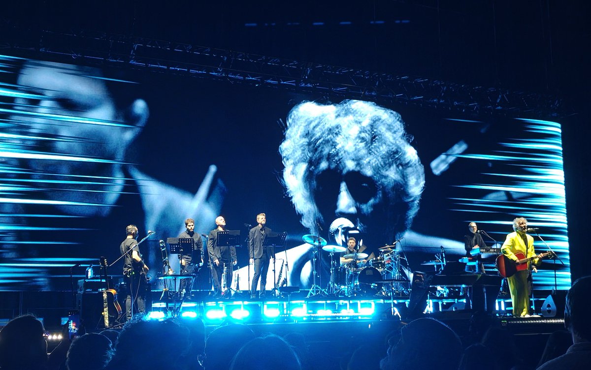Sebasvalentini's tweet photo. Fito Páez, anoche, dando el quinto  show del "Sale el Sol tour" en el @MovistarArenaAR 
Un nuevo y excelente concierto del rosarino que tuvo entre sus perlas destacadas "Mother" de Lennon y "Yendo de la cama al living" de Charly García. https://t.co/S61T16TcQ8