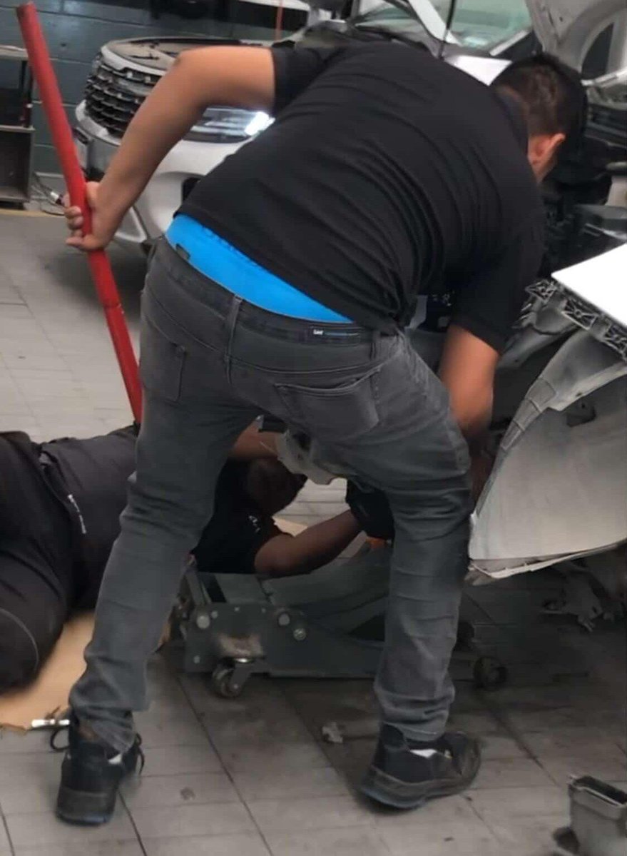 chofer1984's tweet photo. Estaba nalgon este mecánico, y disfrute viendo su ropa interior 🤤 @morbo_callejero @AndreMorBi @CruzGab37146197 @Wilfredo1913Wil @TrusaMich @SIENTATENMICARA @Yoel12904405 https://t.co/vmMiYl8kTu