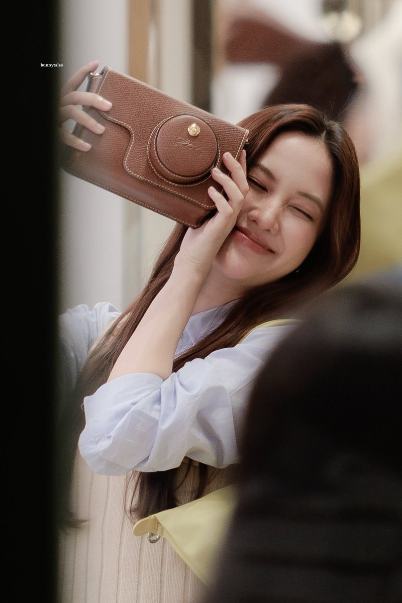 acfm2303's tweet photo. Freen y Longchamp hacen una combinación simplemente perfecta. 👜✨
Cada detalle es perfecto 🤩 

    SAROCHA TREASURE HUNT EVENT
    #LongchampFall26xFreen https://t.co/DfHqreMXnX