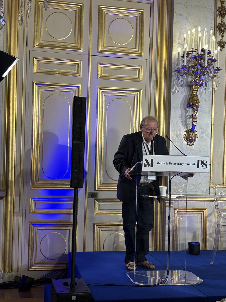 romanimielski's tweet photo. Adam Michnik jako główny mówca na Media&amp;Democracy Summit w Paryxżu https://t.co/xqWjsCFPrk
