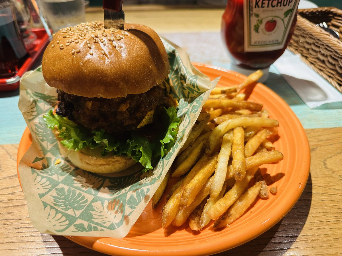 chikin__47's tweet photo. コナズでバーガー食ってきた！！ https://t.co/EfSo37la32