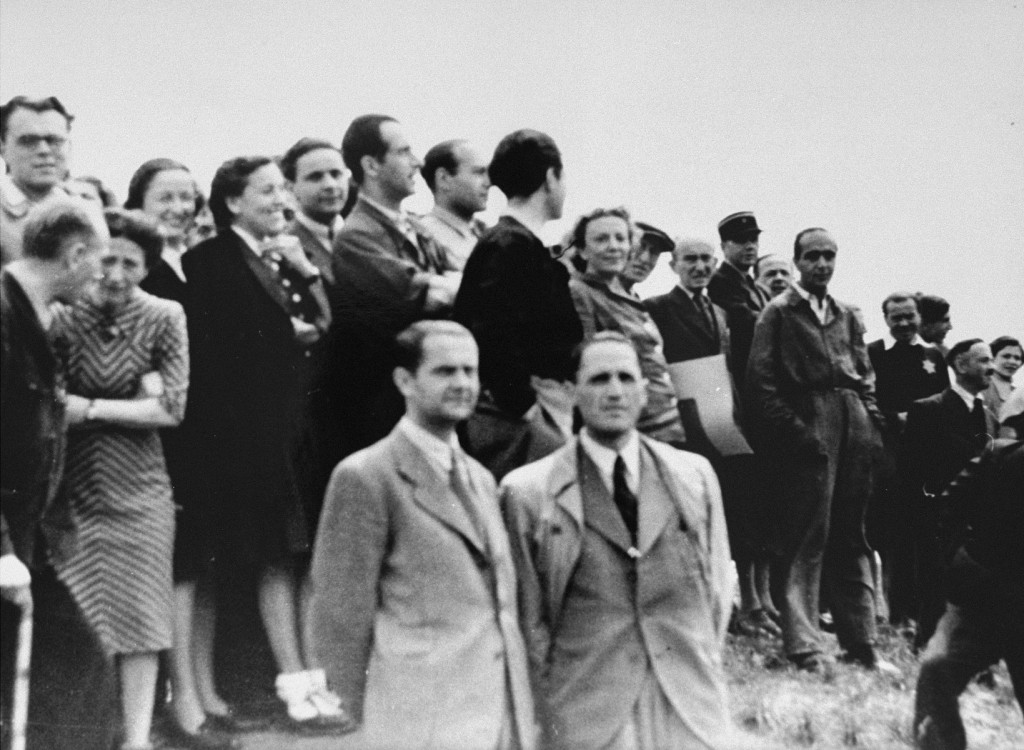 ACOM_es's tweet photo. A la izquierda: la Cruz Roja hace 80 años visitando alegremente un campo de concentración nazi.
A la derecha: la Cruz Roja firma la recepción de conformidad entrega de los secuestrados israelíes, a los que no vio antes de ese momento, por los que no se preocupó ni un solo instante, y luego pide un taxi para llevarlos a Israel.