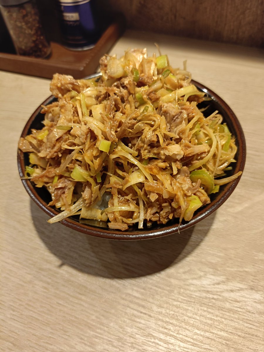 shima__3's tweet photo. まんばけんの醤油アリだった。調子に乗ってネギチャ…野菜丼は多かったです。 https://t.co/0rV5CXbdY2