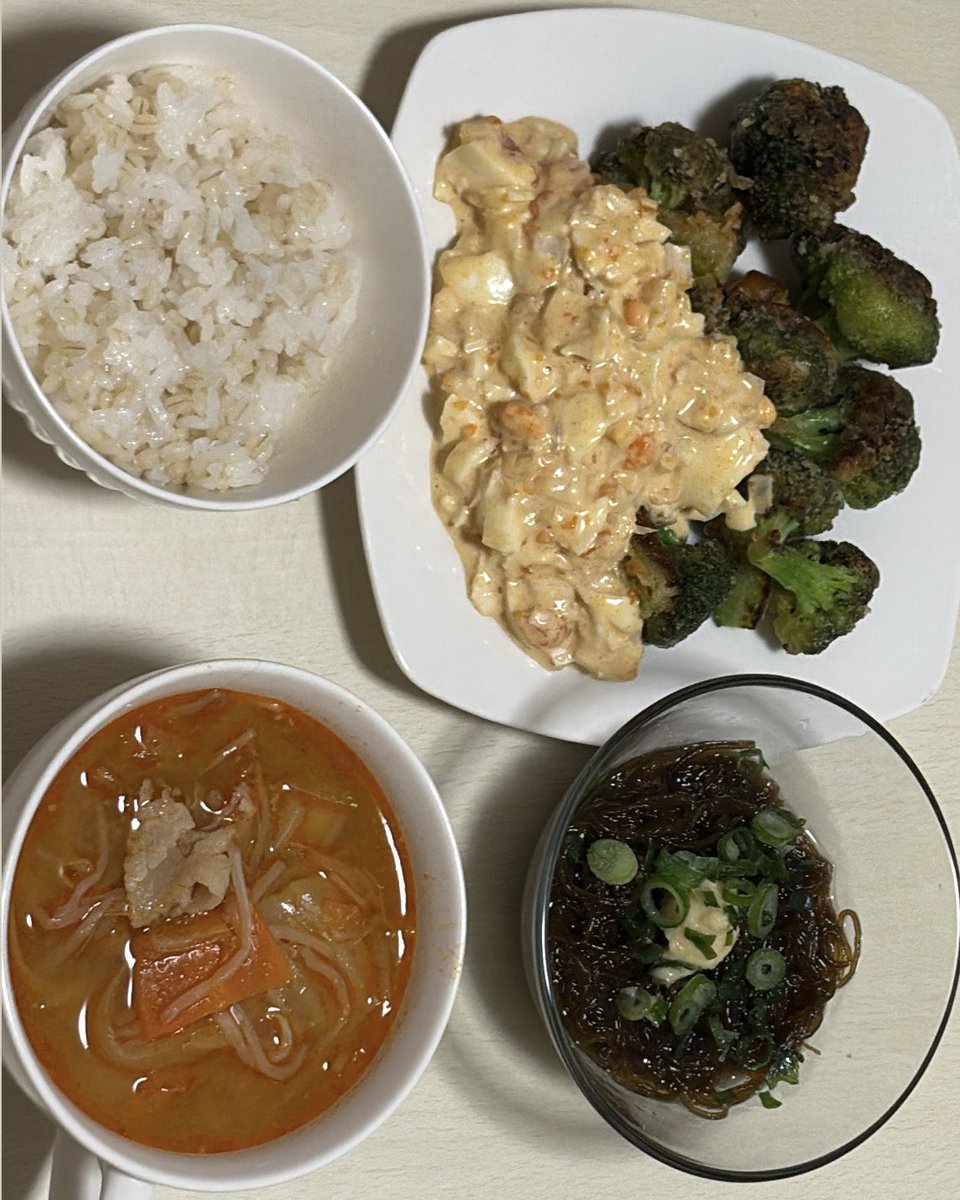 15_soyo614's tweet photo. 🧑‍🍳栄養学を学ぶアイドルの毎日🧑‍🍳

もち麦ご飯
ブロッコリーの唐揚げータルタルソースー
もずく
キムチチゲスープ

キムチチゲスープ簡単にできるのにお野菜もお肉も入ってて助かるっ！明日はここにご飯と豆腐入れてたーべよっ♡

#onefive_soyo #そよのごはん https://t.co/PEgQrcvr6Q