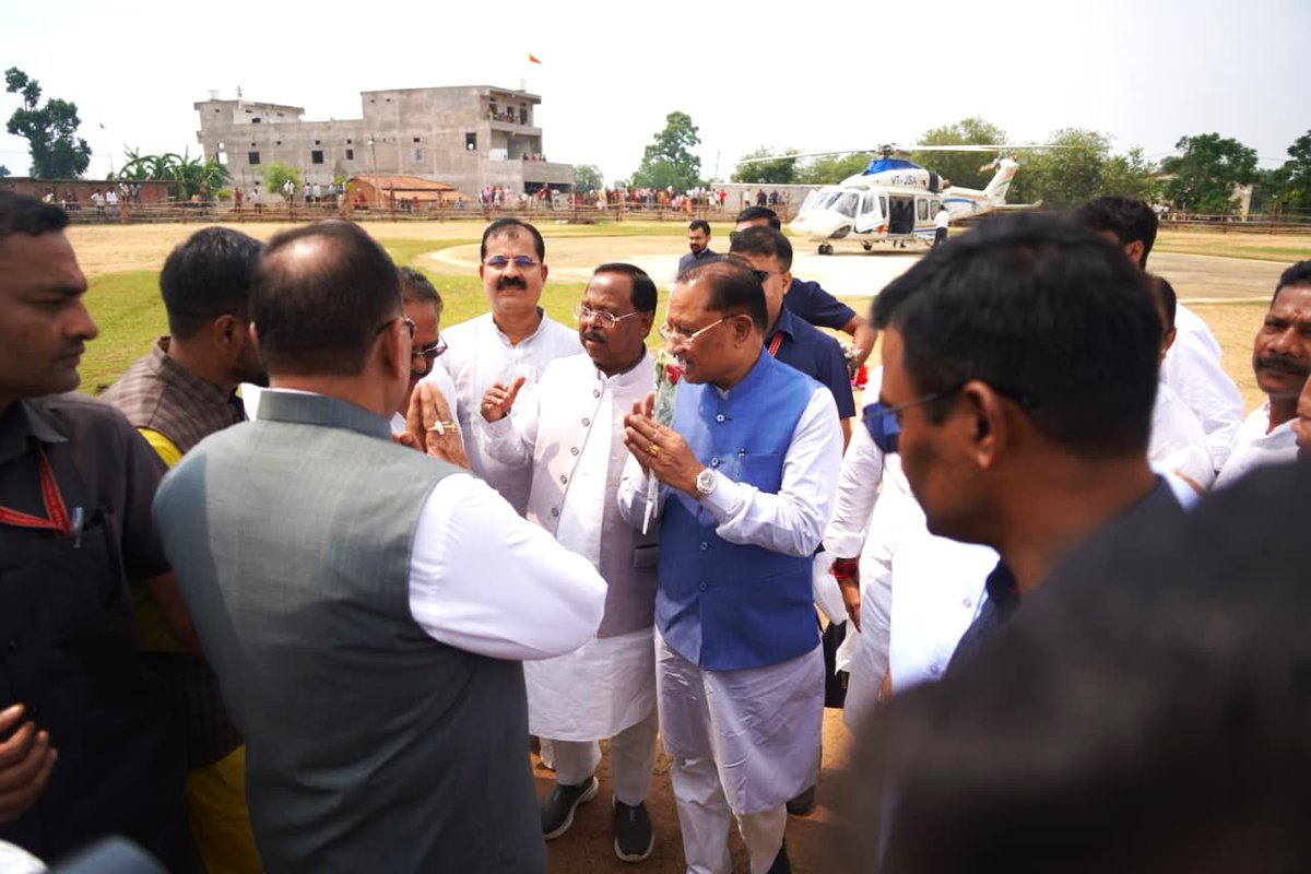 ramvicharnetam's tweet photo. #सरगुजा प्रवास के दौरान #उदयपुर के झिरमिटी स्टेडियम स्थित हेलीपैड पर माननीय मुख्यमंत्री @vishnudsai जी के साथ आगमन पर भाजपा के समर्पित कार्यकर्ताओं ने आत्मीय स्वागत एवं अभिनंदन किया।

कार्यकर्ताओं का स्नेह, उत्साह और अपार आत्मीयता जनसेवा के संकल्प को और अधिक ऊर्जा प्रदान करती है। यह अपनापन एवं विश्वास ही हमारी सबसे बड़ी शक्ति है। 

#Surguja #Udaipur #BJP #BJPWorkers #WarmWelcome
@ChhattisgarhCMO
