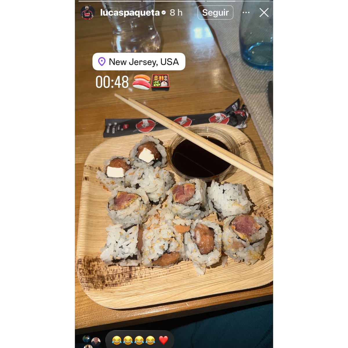choquei's tweet photo. 🚨FAMOSOS: Lucas Paquetá postou um story comendo sushi após a vitória do Brasil sobre o Japão. https://t.co/b5uZc8sph9