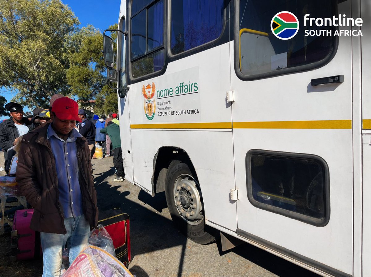 Frontline_ZA's tweet photo. 🚨BREAKING: Hundreds of Malawian nationals line up outside the consulate in Johannesburg as repatriation processes get underway. Long queues have formed as many seek assistance with returning home.

Follow @Frontline_ZA for more updates https://t.co/KZfQUjyXGm