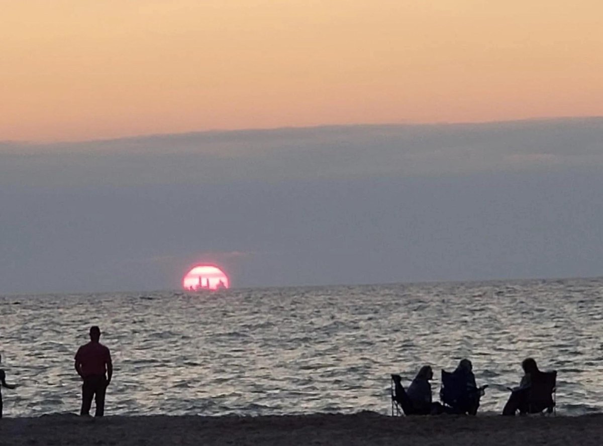 TheBestqueenx's tweet photo. The Chicago skyline is visible from almost 50 miles away in the breathtaking sunset at Indiana Dunes. https://t.co/zz7S5ECv9q