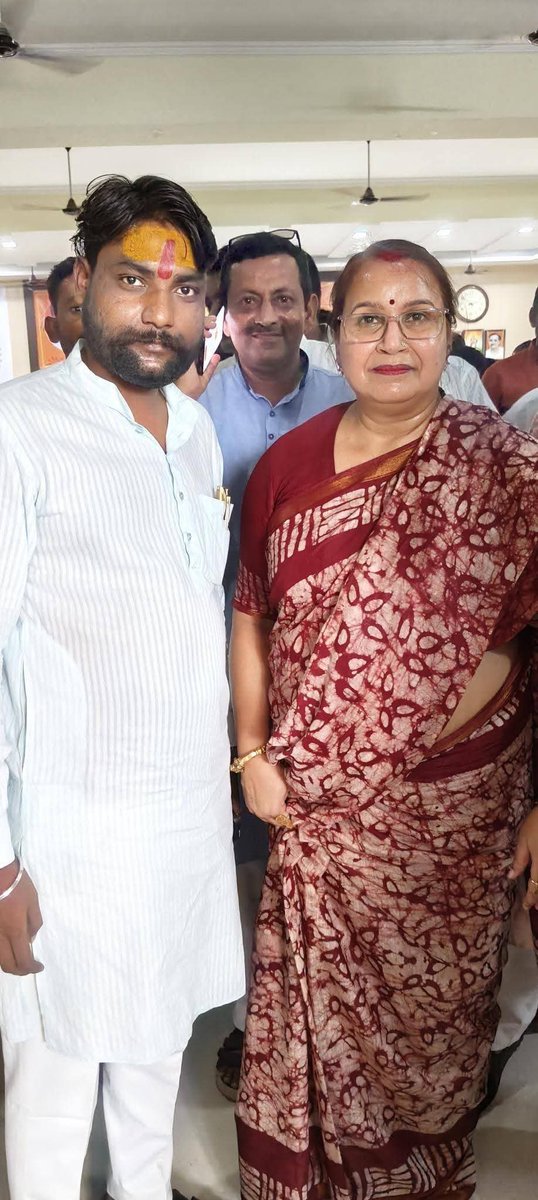 pathere_v's tweet photo. हाथरस की सदर विधानसभा मा. विधायक श्रीमती अंजुला सिंह माहौर जी, आपको जन्‍मदिन की हार्दिक शुभकामनाएं। https://t.co/3C87bzcyqI