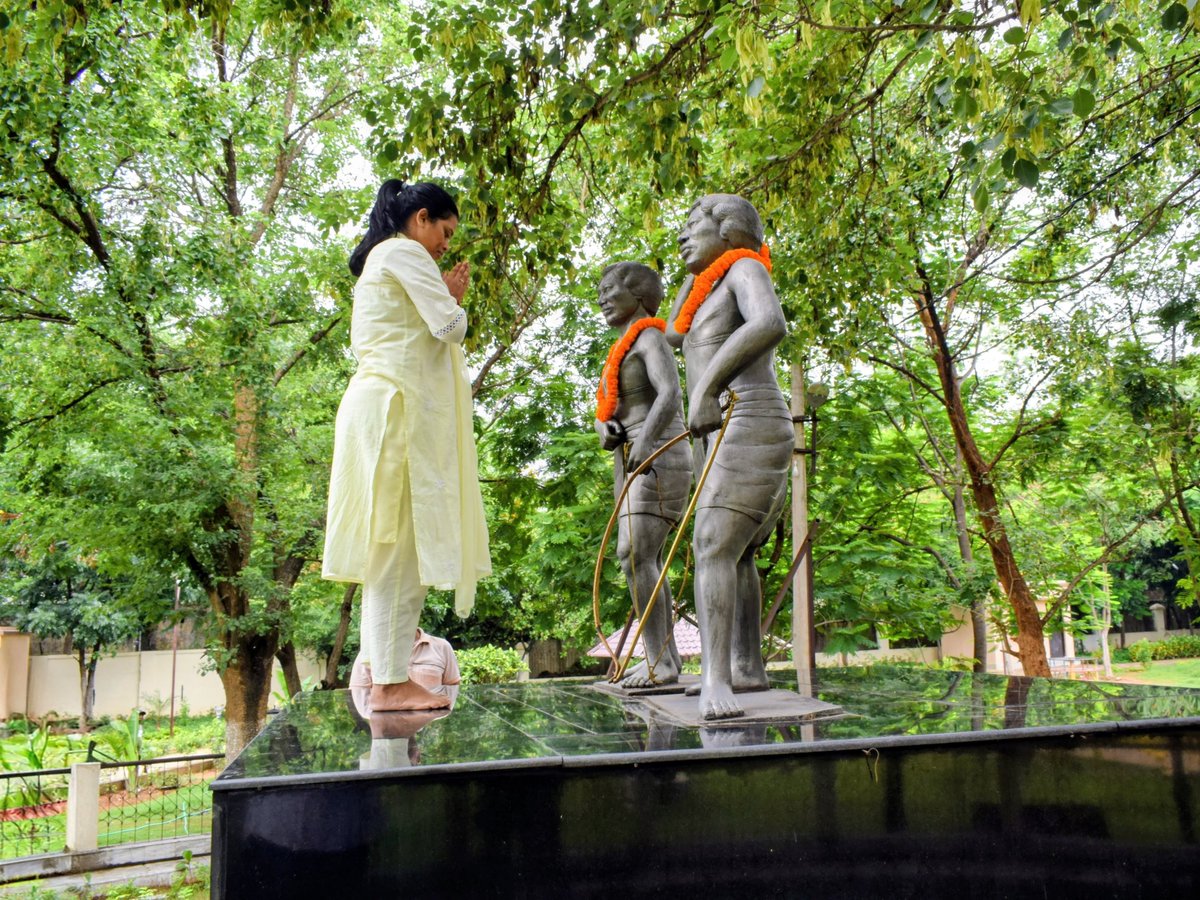 IPRDSARAIKELLA_'s tweet photo. हूल दिवस के अवसर पर उप विकास आयुक्त श्रीमती रीना हांसदा ने सिद्धो-कान्हू पार्क स्थित अमर वीर शहीद सिद्धो-कान्हू तथा समाहरणालय परिसर स्थित भगवान बिरसा मुंडा की प्रतिमाओं पर माल्यार्पण कर श्रद्धासुमन अर्पित किए।
@JharkhandCMO @prdjharkhand https://t.co/LjIrrh7Owp