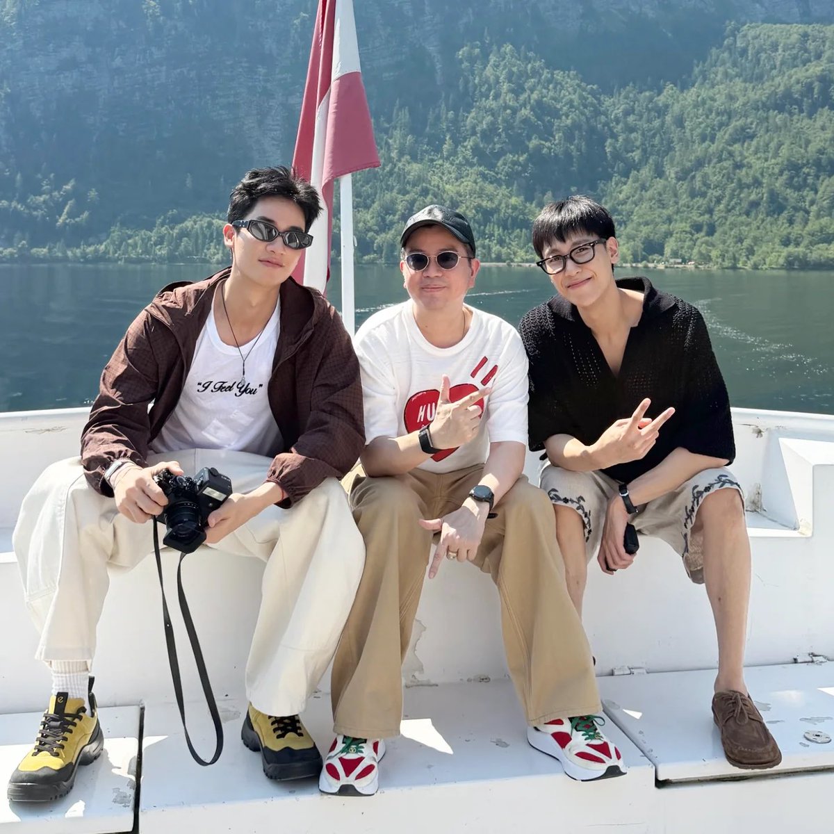 PangYa90's tweet photo. ได้เห็นหน้าเห็นตาแล้วว 💙 #tawan_v

------------------
ปล. รูปจากไอจีคุณบ๊อย ผบรห เน็กโกะ
เจ็มจะจัดทริปไพรเวทพาลูกค้าไปตปท.ทุกปี เป็นทริปขอบคุณที่ลค.ให้การสนับสนุนบริษัทมาโดยตลอด ทุกปีมีพี่ถาไปด้วย+ศลปในค่าย2คน ปีก่อนเปนซีกับมาร์ค ปีก่อนหน้า เป็นพี่เตที่ไ่ปอังกฤษกับนนนฮะ https://t.co/MaaNju7JWc