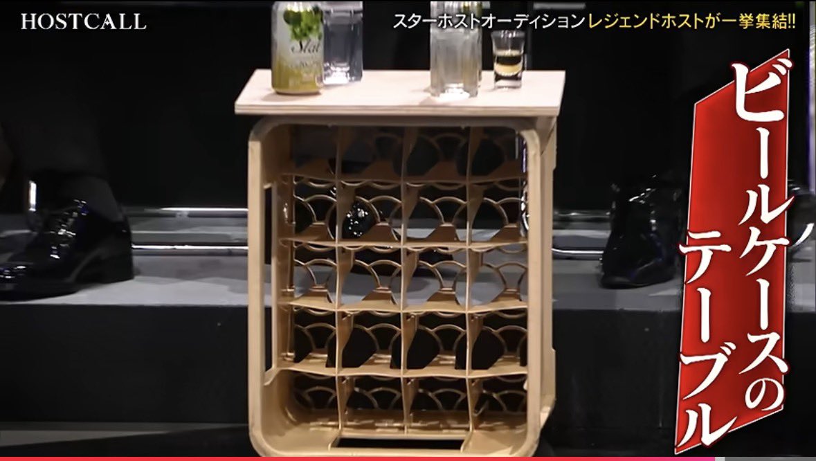 asukakiraran's tweet photo. ホストコールの視聴率がラストコールを超えられたらパイプ椅子がグレードアップし、
飲み物がチューハイからシャンパンへと変わるらしい！

収録は朝から晩までほぼ休憩なし。
特におじホストが毎回腰の痛みや痔を訴えているのでクッションだけでもプレゼントしてあげた���。 https://t.co/vEpOhvBH2w