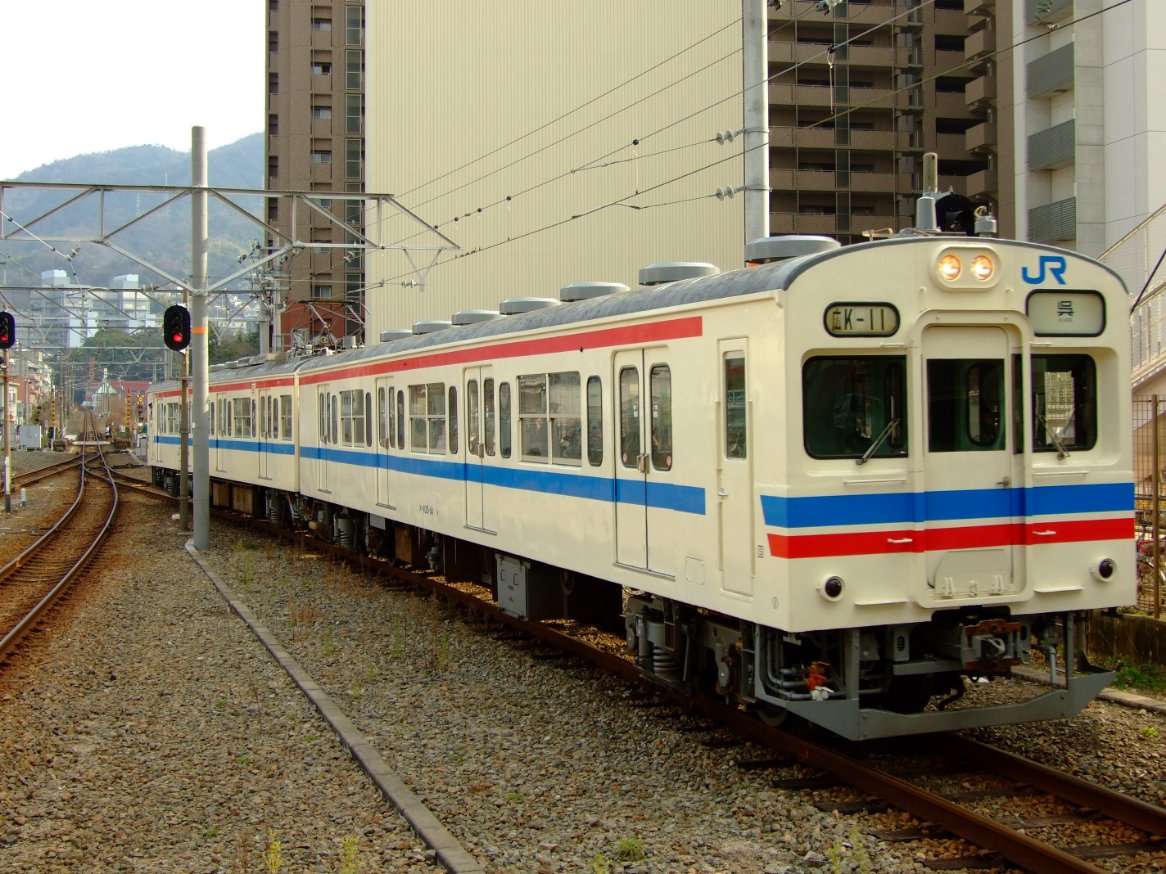 j_orangeline's tweet photo. 105系思い出のシーン
1. 瀬戸内マリンビュー代走
2. U編成の可部線運用代走
3. 朝の坂発緑井行き
4. 宇部線夕方の3両編成 https://t.co/kgByEUEee2