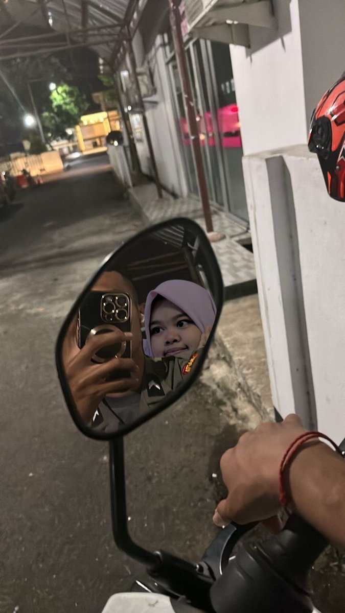 jianelok's tweet photo. Emang piket boleh sambil bawa gebetan ya? https://t.co/ynjqepi46M