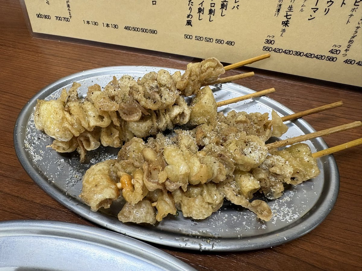 K5xPn's tweet photo. 雨がすごくて野毛ちかみちに避難🏃‍♀️ラムつくね異国の味がしておいしい！ガチャガチャでエンドレス酒が安いとぽす https://t.co/KSfEdACn0V