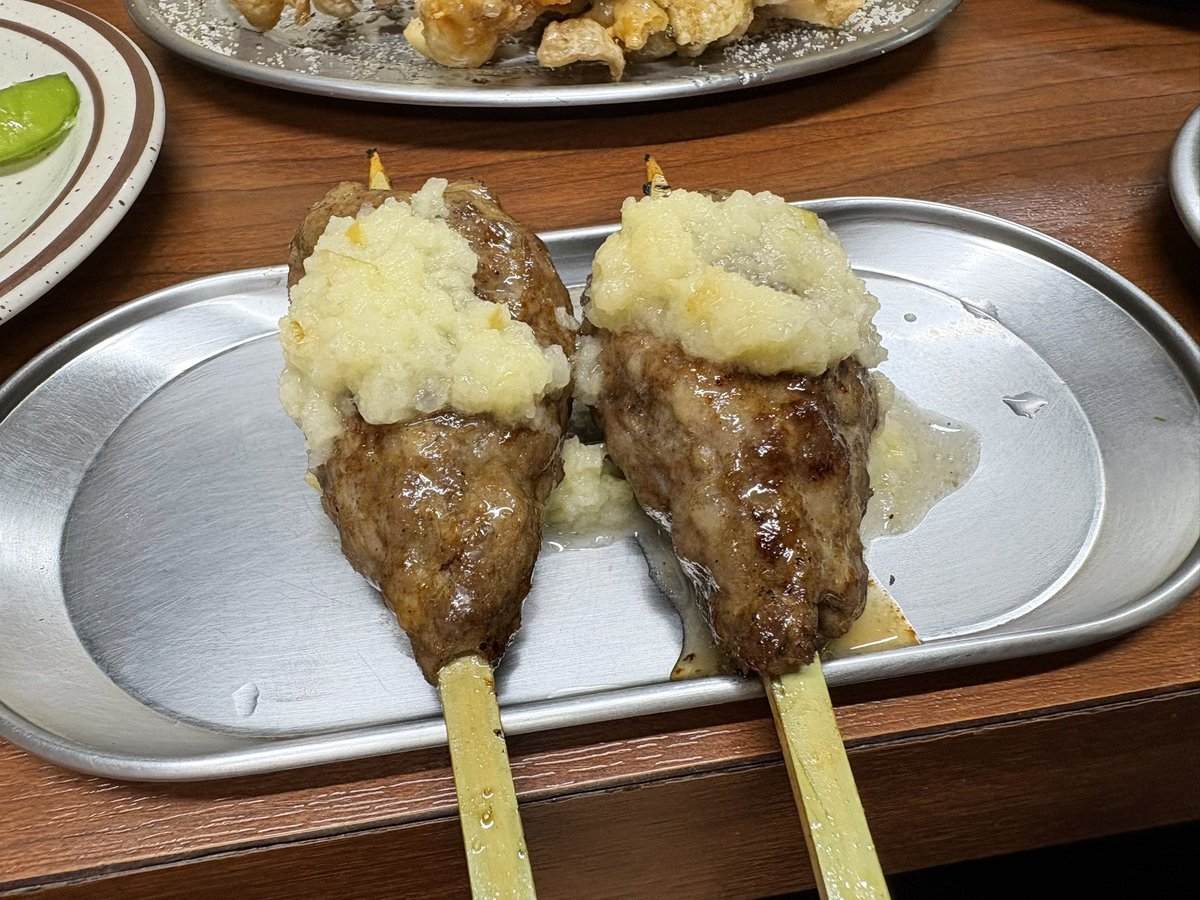 K5xPn's tweet photo. 雨がすごくて野毛ちかみちに避難🏃‍♀️ラムつくね異国の味がしておいしい！ガチャガチャでエンドレス酒が安いとぽす https://t.co/KSfEdACn0V