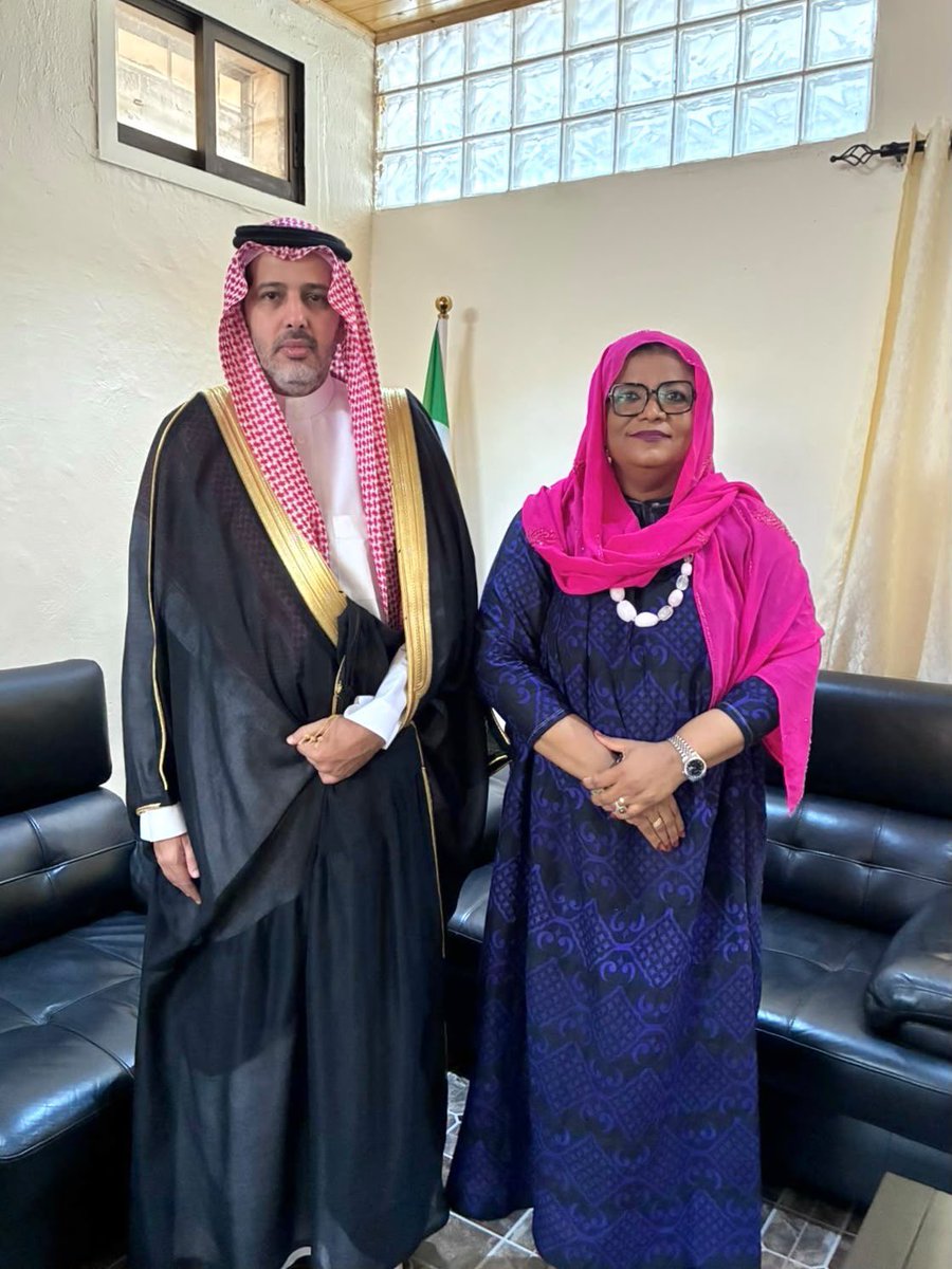 KSAembassyKM's tweet photo. S.E. l’Ambassadeur Mohammed bin Gharamah Al-Shamrani a rencontré S.E. Mme Yasmine Hassan Alfeine, Ministre des Transports maritime et aérien de l’Union des Comores. Les échanges ont porté sur le renforcement de la coopération entre les deux pays frères. 🇸🇦🇰🇲 https://t.co/QfmFMEuGOw