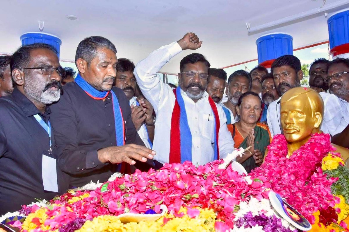 thirumaofficial's tweet photo. மதுரை மாவட்டம் மேலவளவில் 1997 ஆம் ஆண்டு அரசியல் உரிமைகளுக்காக உயிர்நீத்த போராளிகள் மாவீரன் மேலவளவு முருகேசன்,  செல்லத்துரை, முருகேசன் தம்பி க.ராசா, சேவுகமூர்த்தி, கொ.மூக்கன், மூ.பூபதி, ஆ.சவுந்தரபாண்டி ஆகிய அரசியல் உரிமை மீட்புப் போராளிகளின் 29 ஆம் ஆண்டு நினைவுநாளான இன்று மேலவளவில் விசிக சார்பில் அமைக்கப்பட்டுள்ள விடுதலைக் களத்தில்  மலர் வளையம் வைத்து மலர் தூவி வீரவணக்கம் செலுத்தினேன்!
