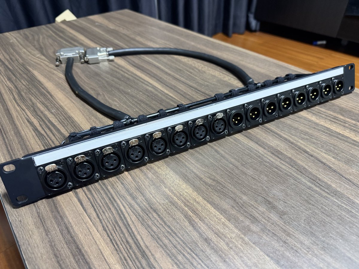 AizuPW's tweet photo. API500のモジュールのシャーシ用のコネクターボックス完成！D-Subケーブルのセンターをぶった斬って時短😍割とキレイにワイヤリングできました！

これでAPI500モジュールのマイクプリを増やしても安心してファンタム電源を入れられます！ https://t.co/UVFzILwDzL