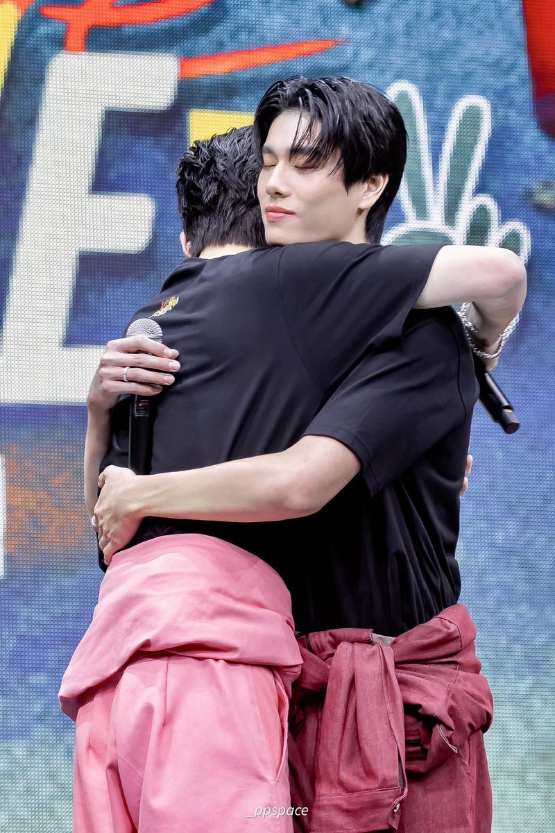 real_tabee's tweet photo. ปอนด์ตอนกอดพุดูชอบทิ้งตัวเนาะ เอาคางเกยไหล่แล้วทิ้งตัวกอดอะ กอดแบบยกแขนพาดไหล่ ไม่ค่อยเห็นกอดแบบเอาแขนสอดเอว https://t.co/HZBPD4jEBz