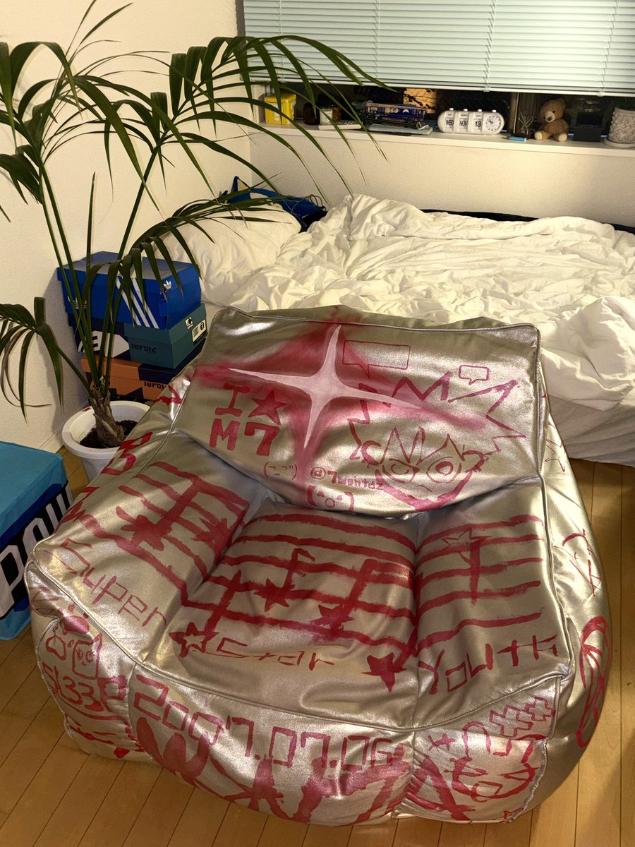 7Montaz's tweet photo. アクリル絵の具で描いてみたソファ
ついに完成！オレの冷蔵庫
ギラギラミラーボール洗濯機
デジカメ楽しい♩ https://t.co/GAt1oqlHtD