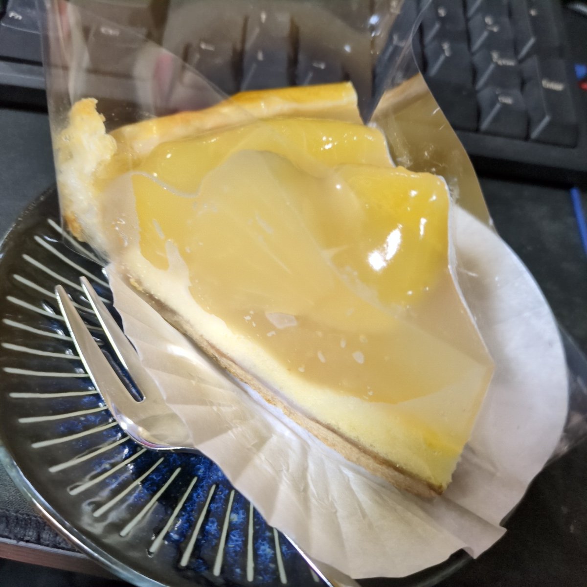 void_vrc22's tweet photo. ケーキを食べるのだ https://t.co/ZnjOMrAOra