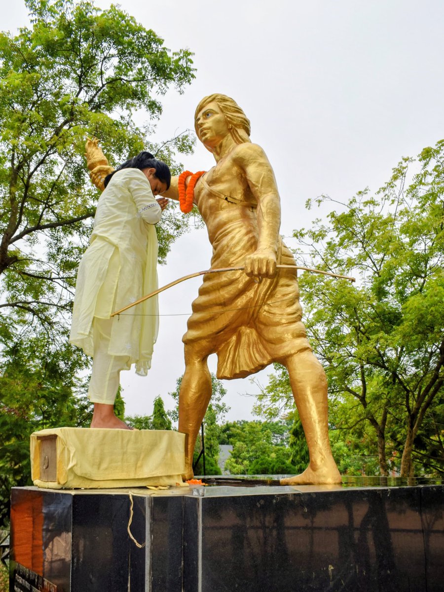 IPRDSARAIKELLA_'s tweet photo. हूल दिवस के अवसर पर उप विकास आयुक्त श्रीमती रीना हांसदा ने सिद्धो-कान्हू पार्क स्थित अमर वीर शहीद सिद्धो-कान्हू तथा समाहरणालय परिसर स्थित भगवान बिरसा मुंडा की प्रतिमाओं पर माल्यार्पण कर श्रद्धासुमन अर्पित किए।
@JharkhandCMO @prdjharkhand https://t.co/LjIrrh7Owp