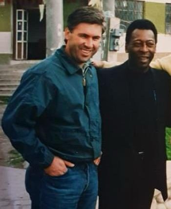 CassioGabrielx's tweet photo. Se o Brasil vencer a Copa, o Ancelotti se tornará o maior treinador de todos os tempos.

Uma espécie de Pelé das pranchetas! 📋👑

Carlo já venceu:

• Champions League ⭐️⭐️⭐️⭐️⭐️
• Mundial de Clubes ⭐️⭐️⭐️⭐️
• Campeonato Espanhol ⭐️⭐️
• Série A Italiana ⭐️⭐️⭐️
• Campeonato Alemão ⭐️⭐️
• Premier League (inglês) ⭐️
• Ligue 1 (francês) ⭐️

📷 Ancelotti e Pelé nos anos 90