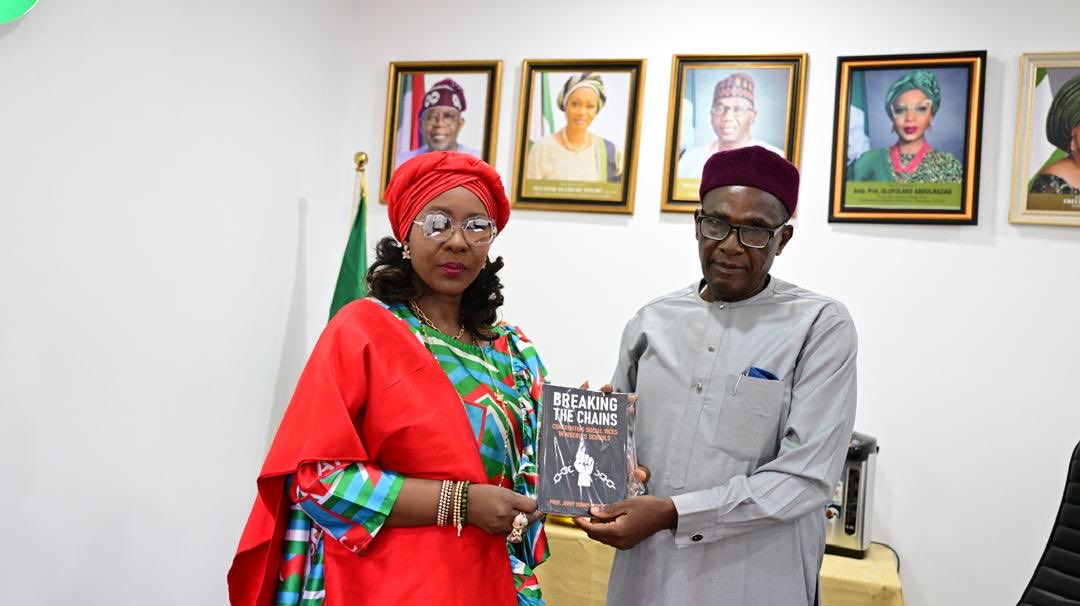 jerryugokwe's tweet photo. Prof. Jerry Sonny Ugokwe, Chairman of Presidential Special Committee hosted by Amb. Prof. AbdulRazaq, Chair, Governors Spouses Forum. Prof. Jerry Ugokwe presented Her with one of his newly published books titled: BREAKING THE CHAINS: CONFRONTING SOCIAL VICES IN NIGERIA’s SCHOOL. https://t.co/lx43weOUWR