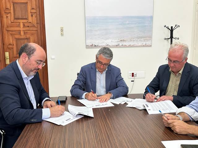 InfoHidralia's tweet photo. 💙🌊 Impulsamos junto a @aytorincon e @InfoUMA la recuperación de praderas marinas en la #CostadelSol
🌐 +info: https://t.co/p62BrXp8aM https://t.co/RdJ9GJptQU