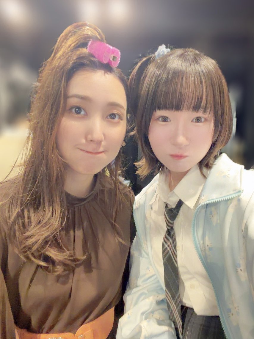 y0u6n0a9's tweet photo. インフルエンサーの裏側を公開！📸
同じような髪型のかわい子ちゃんがいたから一緒に撮ったよ〜🐰

#サインラフ https://t.co/KFfv9ANqE5