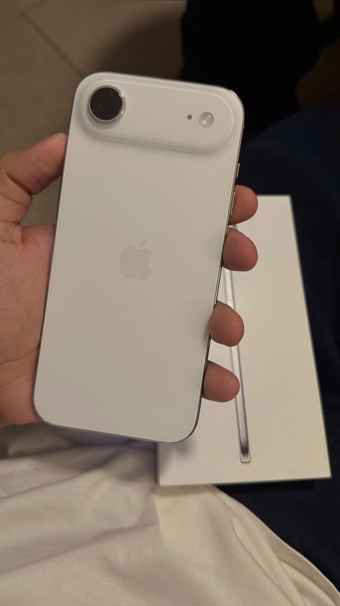 iam_islandboi's tweet photo. guys say thank you Jesus as @Shileisaboy elder sister just bought me an iPhone air after complaining to her about my XR hanging https://t.co/Fifa7ZKSaC