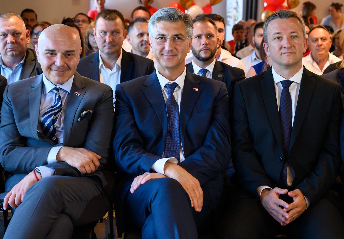AndrejPlenkovic's tweet photo. BRIGA ZA NAŠE STARIJE SUGRAĐANE

✅I Đurđevac je dobio novi Centar za starije osobe, vrijedan 8,8 milijuna €, od čega je 6,1 milijun € osigurano iz #NPOO 🇭🇷🇪🇺❗️

➡️Centar će pružiti smještaj za 122 korisnika, izvaninstitucionalne usluge za 274 korisnika te otvoriti 65 novih radnih mjesta ❗️

✅U okviru provođenja politike ravnomjernog regionalnog razvoja i socijalne politike, u posljednjih mjesec dana otvorili smo 5️⃣ centara za starije osobe u Voćinu, Našicama, Medulinu, Dubrovniku i Đurđevcu.

➡️Provedbom brojnih mjera, ostajemo predani poboljšanju položaja naših umirovljenika.
✅Uvedeni su godišnji dodatak na mirovinu i povoljnija formula usklađivanja mirovina (85:15), povećan je dodatni staž majkama za svako rođeno ili posvojeno dijete sa 6 na 12 mjeseci, ukinuta je penalizacija za prijevremeni odlazak u starosnu mirovinu nakon navršenih 70 godina života, a od sljedeće godine ukidamo i porez na dohodak na mirovine, što će obuhvatiti čak 580 tisuća umirovljenika i izravno povećati njihove mirovine.