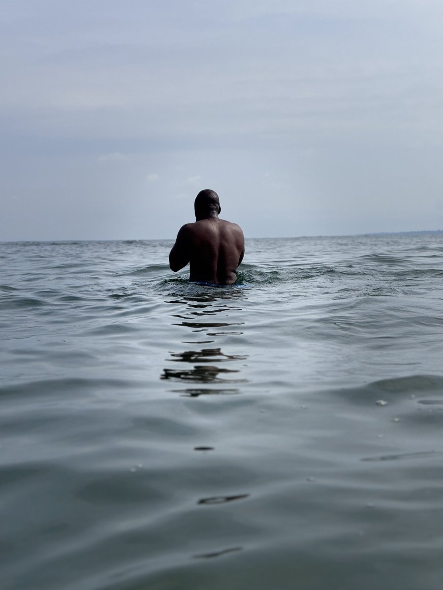 JaneaOfficiel's tweet photo. Je cohabite avec les hommes par courtoisie.
Mais l’eau reste chez moi.

#Siroi #Janea ⚔️🤴🏿🧜🏿🌊 https://t.co/mpxRm2LHBa