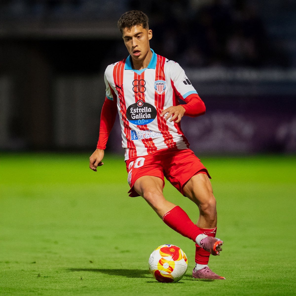 CamaradaDlReino's tweet photo. 🚀 Lateral derecho completo ✅

Iago López | LTD | 27 años

Cuenta con dos ascensos a Segunda División, siendo pieza clave en ambos, y tres temporadas en Segunda, con casi 100 partidos disputados.

🚀 Quienes saben de esto aseguran que, si las lesiones le respetan, estamos hablando de un lateral de otra categoría.

✍️ Firma 1+1 y elige la opción de la Cultural por delante de las del CD Lugo, la UD Logroñés y la SD Ponferradina.