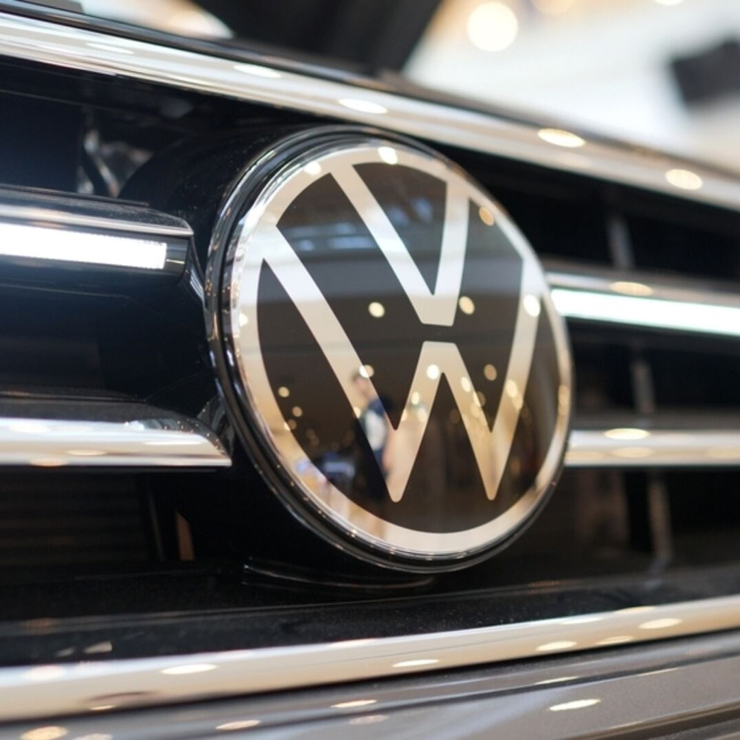 gztcom's tweet photo. 🔴Volkswagen, Almanya'daki 4 fabrikayı kapatmayı ve 100 bin işçiyi çıkarmayı planlıyor

📌 Fabrikalardan birinin İsrailli savunma şirketine satılması planlanıyordu ancak Katar Emiri Şeyh Temim bu ortaklığa karşı çıkarak engel oldu

📌Gözler 9 Temmuz'daki kritik toplantıda https://t.co/xdC93KNGh1