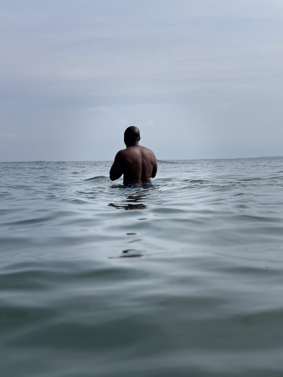 JaneaOfficiel's tweet photo. Je cohabite avec les hommes par courtoisie.
Mais l’eau reste chez moi.

#Siroi #Janea ⚔️🤴🏿🧜🏿🌊 https://t.co/mpxRm2LHBa