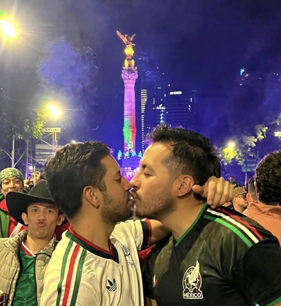 Mistertogaok's tweet photo. @MexicoMagico Así terminaron los festejos https://t.co/nLjJq8lFDj