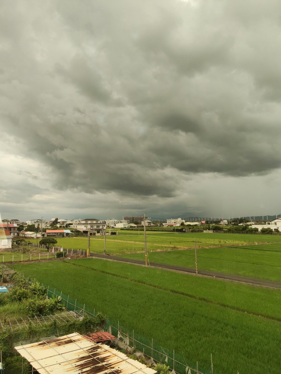 JiangChenYu620's tweet photo. 天黑黑
說下就下，真的下雨了🌧️
還不快點跑
放假總是咻一下就沒了
明天又要回去上班了😩
#左營約 #約愛 https://t.co/9SxUCeYDs0