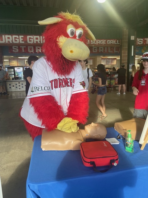 WellSpan's tweet photo. Hands-only cardiopulmonary resuscitation (CPR) + a night at the Lancaster Stormers ⚾
Our Life Support team taught fans simple lifesaving skills—and even Cylo joined in.
Because knowing what to do in an emergency can save a life. https://t.co/klqp6NEIJf