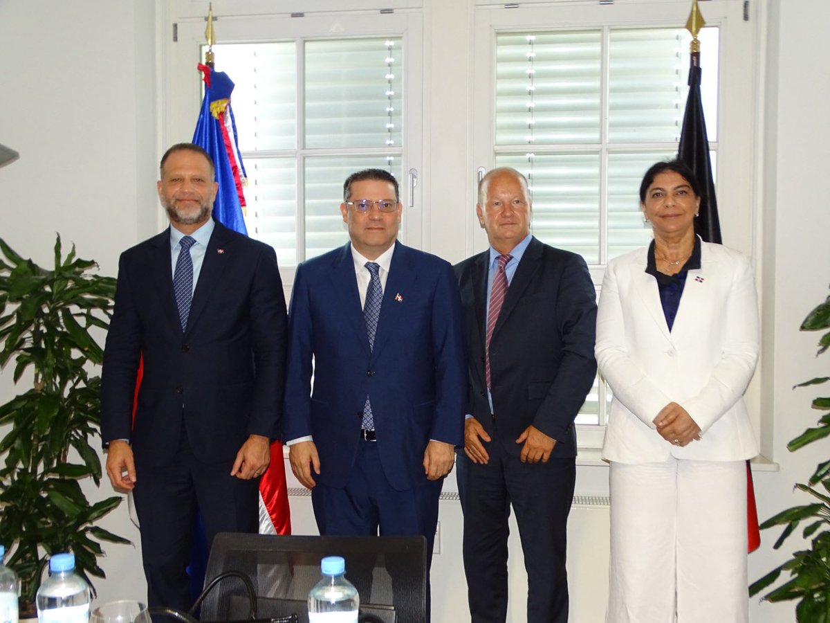 SanzLovaton's tweet photo. En Berlín sostuvimos una serie de reuniones con empresarios de la industria tabacalera, el Consejo Internacional de Economía (IWR) y la Asociación Empresarial para América Latina @LA_Verein, junto a representantes de sectores como energía, materiales de construcción, infraestructura, tecnología y manufactura.

Intercambiamos ideas para atraer nuevas inversiones, fortalecer nuestras zonas francas y ampliar las oportunidades de exportación de la República Dominicana hacia nuevos mercados.