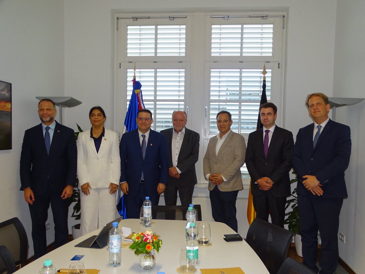 SanzLovaton's tweet photo. En Berlín sostuvimos una serie de reuniones con empresarios de la industria tabacalera, el Consejo Internacional de Economía (IWR) y la Asociación Empresarial para América Latina @LA_Verein, junto a representantes de sectores como energía, materiales de construcción, infraestructura, tecnología y manufactura.

Intercambiamos ideas para atraer nuevas inversiones, fortalecer nuestras zonas francas y ampliar las oportunidades de exportación de la República Dominicana hacia nuevos mercados.