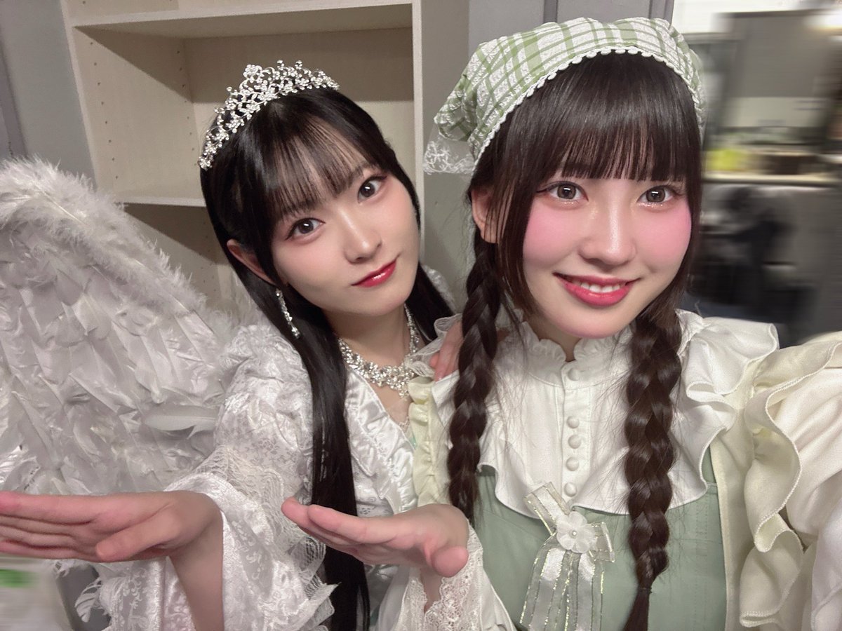 m_yuuka5151's tweet photo. #花売りに結ばれて ツーショットたち②
キャストの皆さまと💐

マリー役 城崎桃華さん
スノーフレーク役 八木ましろさん
ミルキ役 三葉海緒ちゃん
カナナ役 佐々木琴子さん

ご一緒できてとっても嬉しかったです！ https://t.co/YfXm5GJ3Gx
