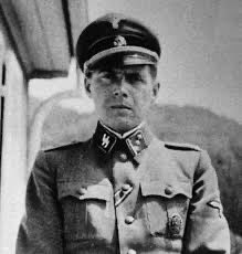 ACOM_es's tweet photo. 🚨La Cruz Roja ayudó a escapar al criminal de guerra nazi Josef Mengele tras el Holocausto   

⚠️Tarareaba sonatas de Mozart mientras arrojaba bebés a las hogueras  
⚠️Fue uno de los nazis más sádicos y notorios de la historia.  
⚠️Archivos recién desclasificados confirman que la Cruz Roja le dio un pasaporte y una salida.  

Josef Mengele no fue una nota al pie de página sin nombre en la historia: fue el médico de las SS en Auschwitz. Decidía quién moría y quién sufría. 
Enviaba a miles a las cámaras de gas con un solo gesto.  
Congelaba a niños en tinas médicas. 
Los diseccionaba mientras aún respiraban. 
Les inyectaba sustancias químicas en los ojos para intentar "cambiarles" el color. 
Mutiló los órganos reproductivos de niñas. 
Realizó cirugías de pesadilla en gemelas: las cosió, les abrió el cráneo, las infectó a propósito.  
Y tarareaba música clásica mientras lo hacía. Mozart. La nana de sus gritos.  
En 1949, en lugar de ser capturado y juzgado, Mengele salió libre, porque la CRUZ ROJA Internacional le dio un pasaporte oficial con una identidad falsa: Helmut Gregor.  
Ese documento le abrió las puertas a Argentina, donde obtuvo la residencia legal, una identificación emitida por la policía y protección total.  
En 1956, confiado en su seguridad, reclamó su verdadero nombre —Josef Mengele— ante los tribunales argentinos. Lo aprobaron. 
El número de identificación permaneció igual. Vivió tranquilo.  
Alemania Occidental solicitó su extradición.
Argentina se negó.  La Cruz Roja guardó silencio.  
Mengele murió en Brasil en 1979. Sin prisión. Sin juicio. Sin justicia.  
La Cruz Roja no ayudó a sus víctimas. Al contrario, ayudó a escapar a sus asesinos. 
Exactamente, igual que 80 años después, en Gaza, colaborando con los asesinos y secuestradores de judíos.