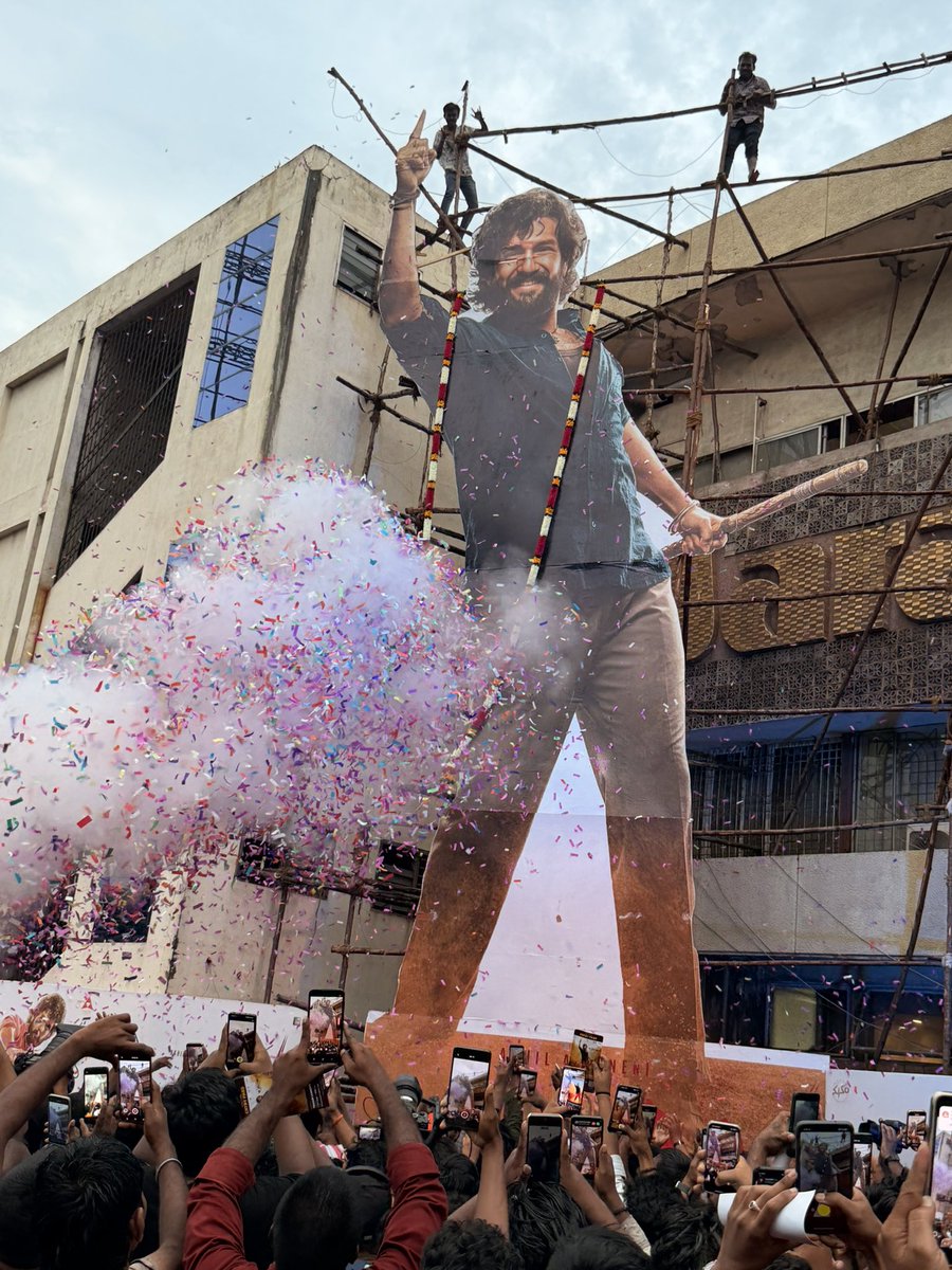 kingnagconnects's tweet photo. Cutout launch 🚀 Ready babu @AkhilAkkineni8 💣 

#Lenin #Vizag #LENINTRAILOR #LeninOnJuly10th #AnnapurnaStudios https://t.co/eZcKr7e7oZ