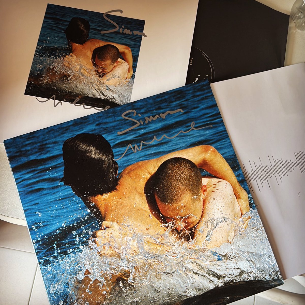 davidloranca's tweet photo. MERVEILLE @paradisfm #vinyle #editiondedicacee #rectoverso #toietmoi #paradis https://t.co/8awM06cJ4m