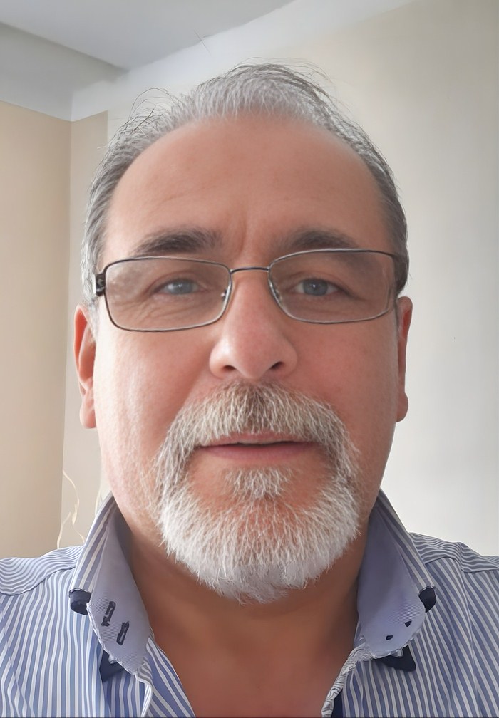 NetWelateme's tweet photo. بين الرمزية الوطنية والتوظيف الديني.. إشكالية جامع بارزاني الكبير

خالد حسو

عندما تختار الشعوب أسماء قادتها ورموزها التاريخية لتطلقها على مؤسساتها ومشاريعها، فهي لا تختار مجرد أسماء، بل تختار المعاني والرسائل التي تريد أن تبقى في الذاكرة.

 فالأسماء الكبرى تحمل معها تاريخًا وتجارب ومواقف، ولهذا فإن طريقة تخليدها تصبح بحد ذاتها موضوعًا للنقاش.

وفي المجتمعات المتنوعة دينيًا وثقافيًا، تزداد أهمية هذا النقاش، لأن الرمز الوطني الجامع يجب أن يبقى قادرًا على احتضان جميع أبناء المجتمع بمختلف انتماءاتهم. ومن هنا تأتي قضية بناء “جامع بارزاني الكبير” في أربيل، ليس فقط كمشروع عمراني، بل كسؤال حول معنى الرمز، وحدود استخدامه، ومدى انسجامه مع التاريخ والفكر الذي يمثله.

فمصطفى البارزاني لم يكن في الذاكرة الكوردية مجرد قائد سياسي، بل أصبح رمزًا تاريخيًا مرتبطًا بقضية شعب ونضاله من أجل الحرية والكرامة والحقوق.

لقراءة المقال كاملاً انقر على الرابط ادناه:
https://t.co/NvzNabV7ls