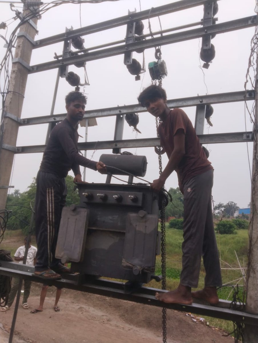puvvnlballia's tweet photo. आज दिनांक 30.06.2026 को उपकेंद्र नरही  के दौलतपुर गांव में क्षतिग्रस्त 25  केवीए परिवर्तक  के  स्थान पर दूसरा  मरम्मतशुदा परिवर्तक  लगाकर विद्युत आपूर्ति बहाल की गई,,
हमारा लक्ष्य , बेहतर उपभोक्ता सेवा 🙏
@aksharmaBharat
@UPPCLLKO
@PuVVNLHQ
@dmballia https://t.co/69J4KjGFBe